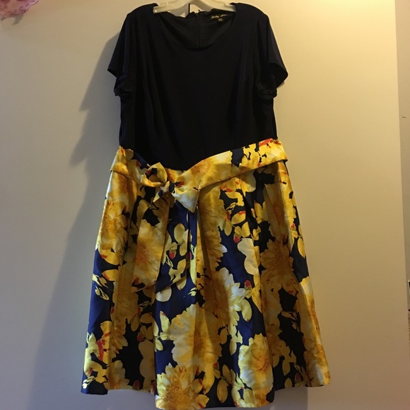 Plus Size Floral Print Dress - Picture 3 of 6